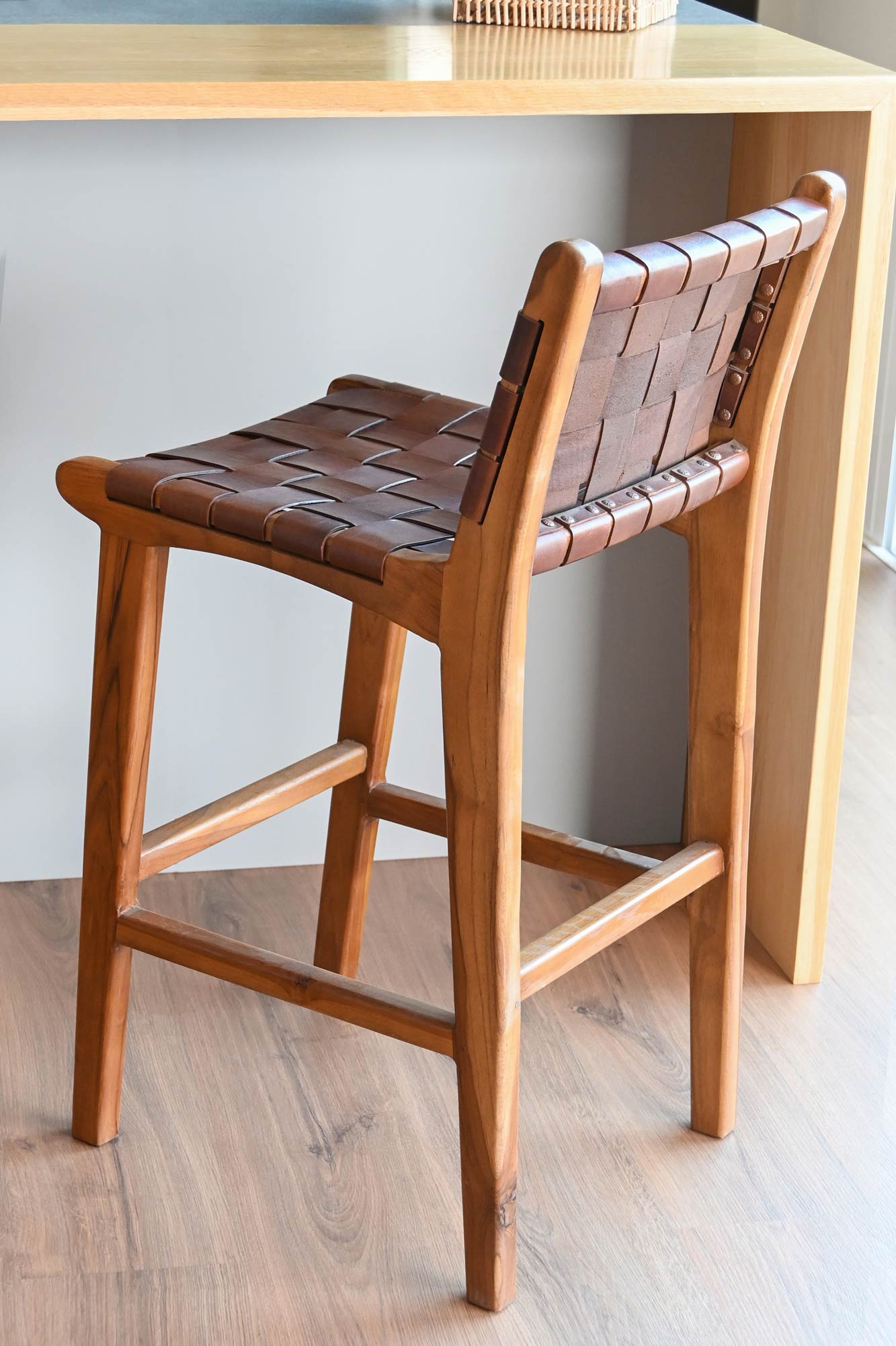 SET 2 TABURETES MADERA DE TECA Y PIEL MARRON
